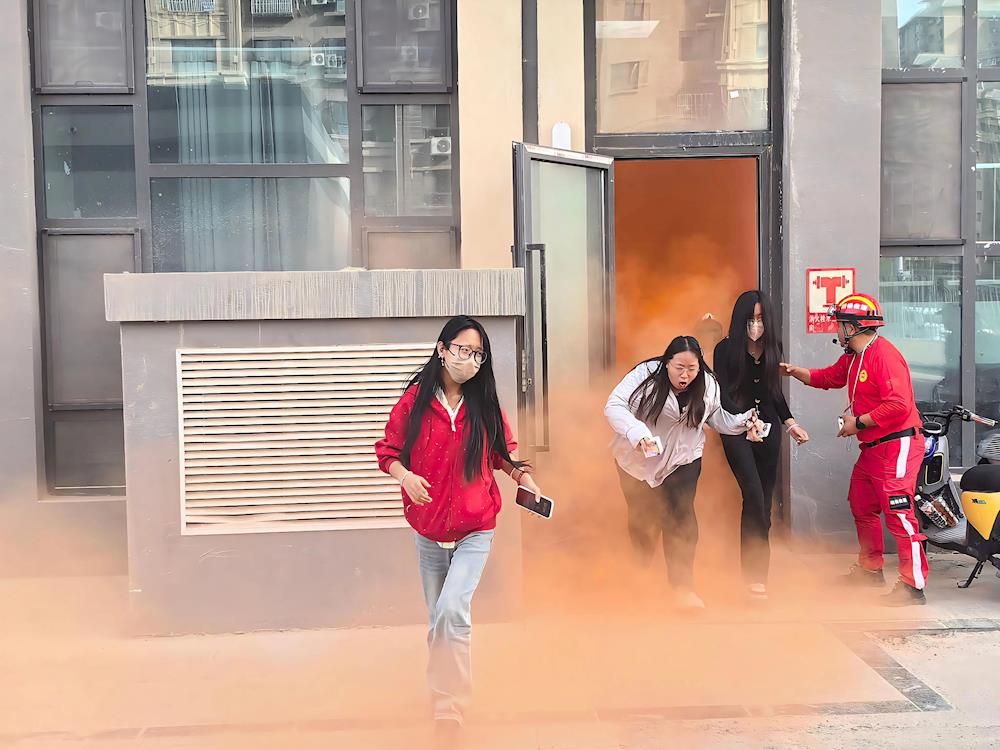 第一师阿拉尔市应急管理局安全宣讲进基层 守护群众平安线