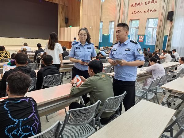 第一师公安局法制部门深入街道社区开展《中华人民共和国民法典》宣传工作