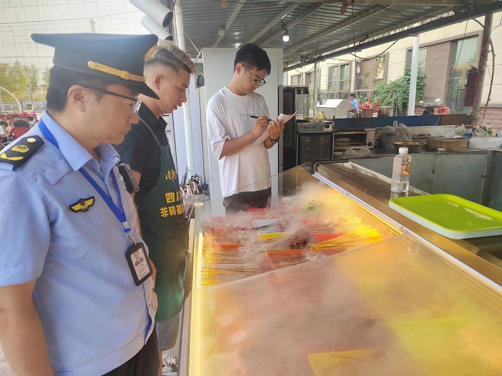 夜市排查护安全 普法宣传入人心 ——师市市场监管局开展夜市食品安全专项检查
