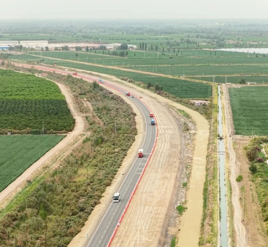 战高温抢工期！第一师G217沙雅—阿拉尔公路兵团段项目建设如火如荼