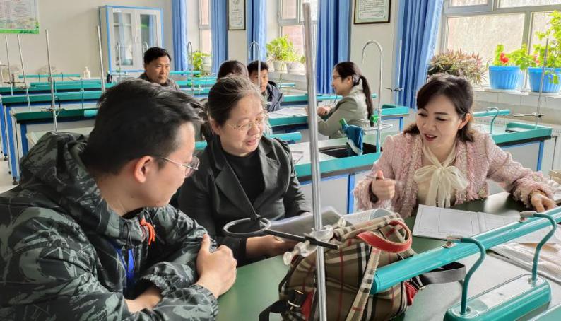 台州和师市阿拉尔教育局名师为三团中学送教送培